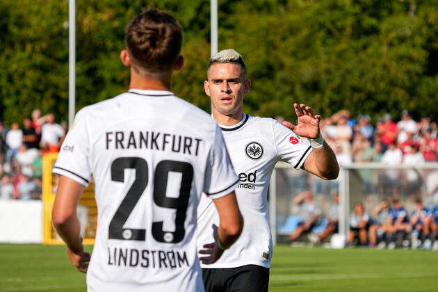 V li Jesper Lindström SGE 29 und Torschütze Rafael Borre SGE 19