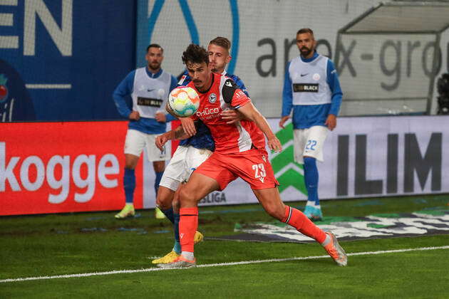 Vorn Janni Serra Bielefeld Gegen Nico Neidhardt Rostock Ger Fc