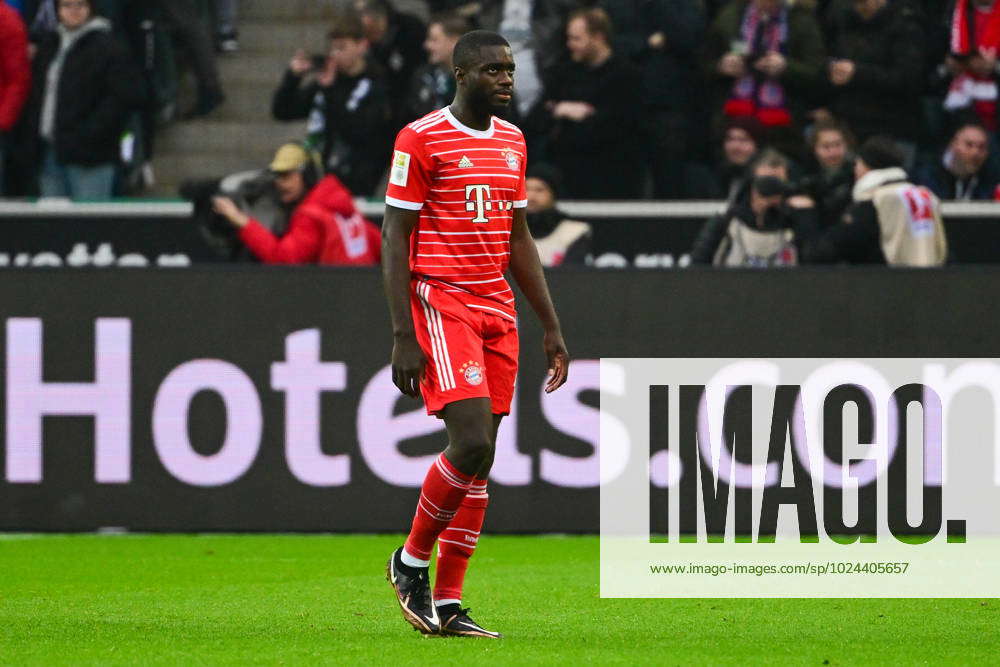 Rote Karte für Dayot Upamecano 2 FC Bayern Muenchen Borussia