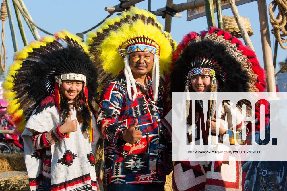 Drei Asiaten Mit Indianerschmuck Bei Einem Festival Mit Kopfschmuck Und Federhaube Chiang Rai