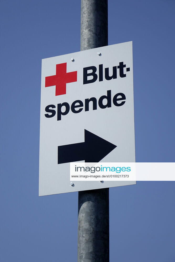 Schild Blutspende Schild Blutspende, 28.04.2020, Potsdam, Brandenburg, Ein Schild an einem Laternenmast weist in Richtung Blutspende.