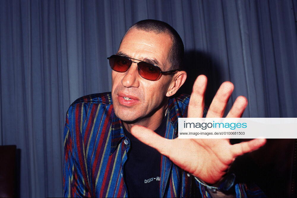 Singer Stefan Remmler, portrait, star of NDW Zeit, Neue Deutsche Welle, serious buffoon,