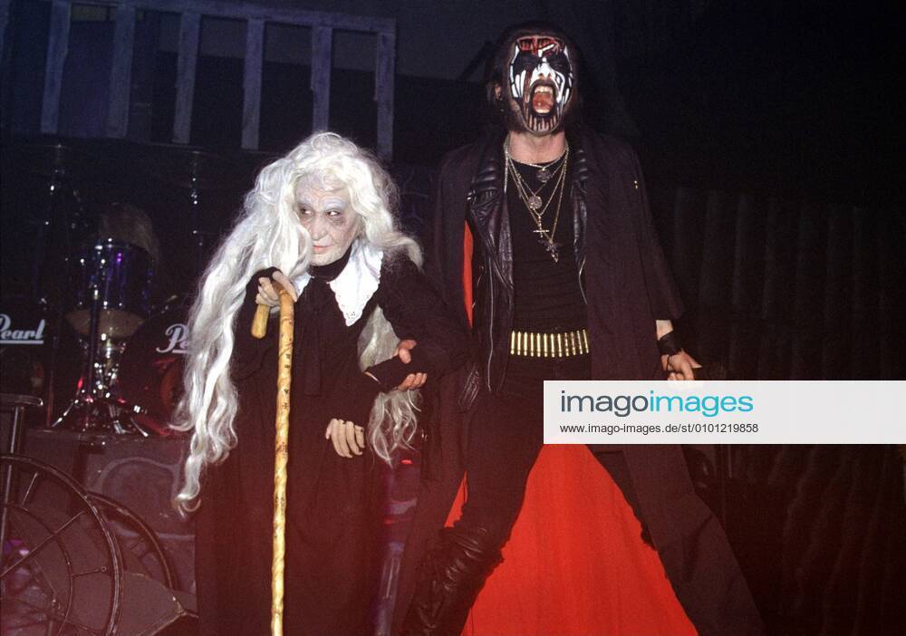 1 Konzert 90: King Diamond mit alter Frau als Opfer, Sänger, Heavy Metal, Hard Rock, Hardrock, Maske, Kunstblut, Blut, Bühnenshow, Horror, Inszenierung, brutal, Brutalität, Musik,