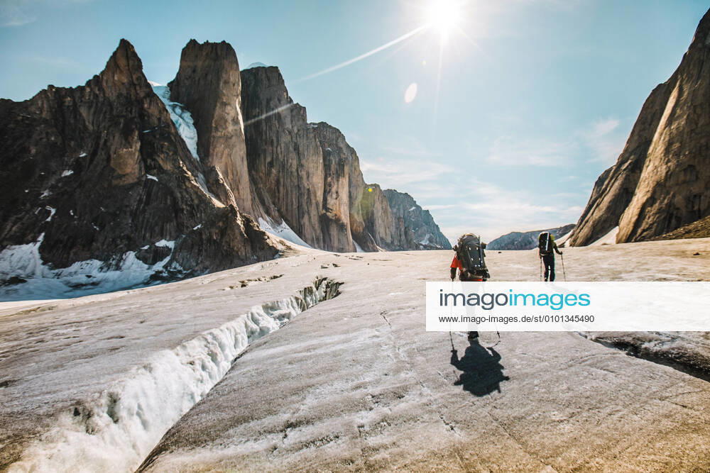 Mounatineers hike around glacial crevasses, Baffin Island Pangnirtung, NU, Canada CR_JDIP200518-319612-01,model released, Symbolfoto