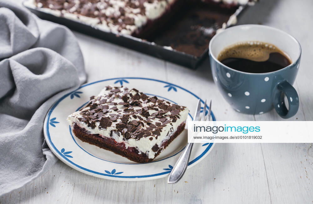 IMAGO Creative, Jahreszeit Sommer, Kirschen Mug of coffee and slice of black forest cake IPF00539