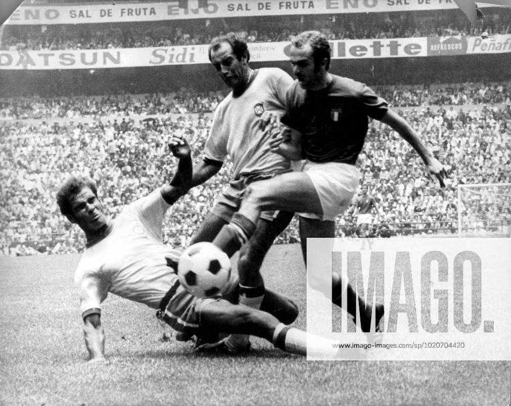 PALUPI 1970 World Cup Final. Italy v Brazil. Italian attacker Alessandro Mazzola (right) and Brazilians Brito (falling) and Gerson in a duel for the ball. 21st June 1970 Mexico