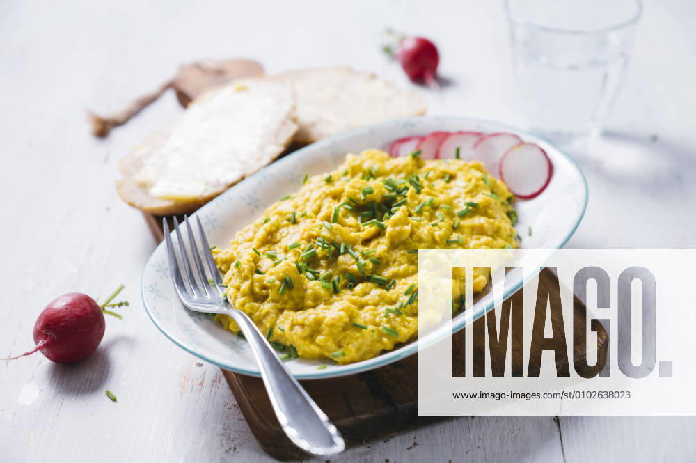 Plate of vegan scrambled eggs with chick-peas, chive and radish IPF00542