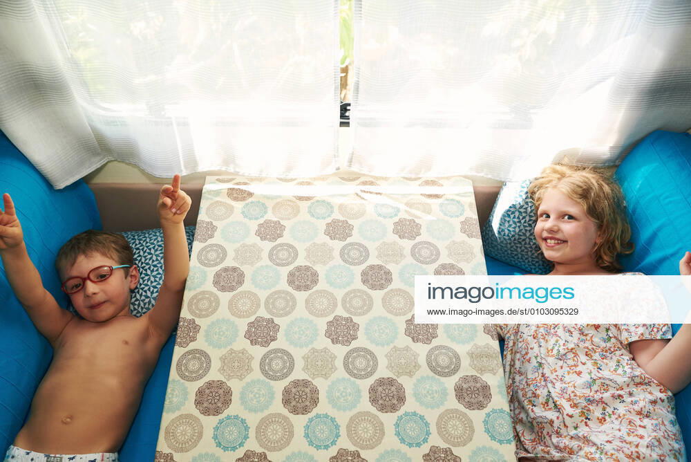 Children on vacation in their caravan. Summer Vacation. Córdoba, AL, Spain CR_FPOBYG200813-468971-01 ,model released, Symbolfoto