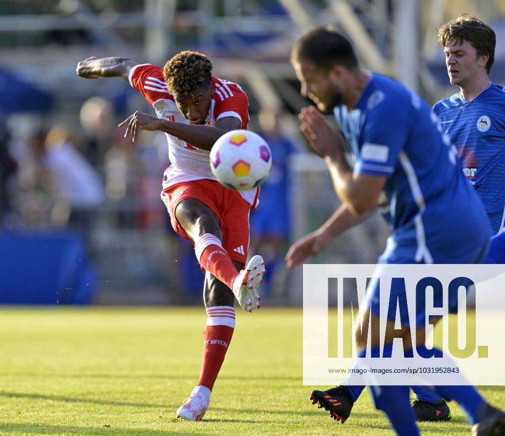 Fussball 1. Bundesliga 2023 2024, Trainingslager FC Bayern München in Rottach-Egern am Tegernsee. Testspiel am Sportplatz Birkenmoos, FC Rottach Egern - FC Bayern München, Kingsley Coman (FC Bayern München) schiesst