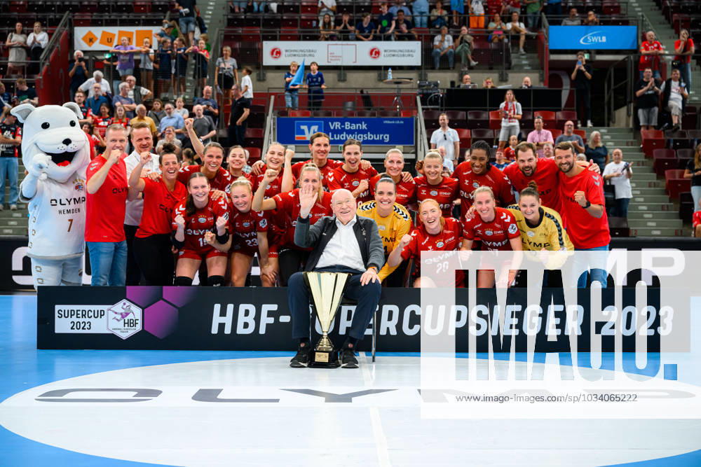 Bietigheim, Deutschland 02. September 2023: HBF - Supercup - SG BBM Bietigheim - HSG Bensheim Siegerfoto, Gruppenbild, SG BBM Bietigheim mit Mäzen Eberhard Bezner Ludwigsburg MHP Arena Baden-Württemberg Deutschland