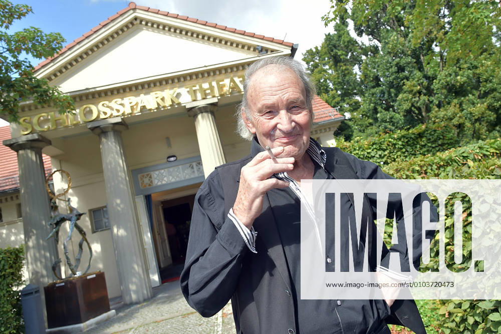 Jahres PK SchlossparkTheater Michael Mendl beim Rauchen Fototermin nach der Jahres PK im SchlossParkTheater in Berlin am 31.08.2020