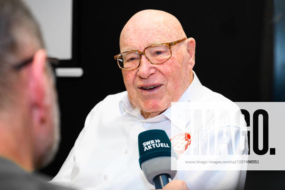 Ludwigsburg, Deutschland 29. November 2023: Handball Bundealiga - 23 24 - SG BBM Bietigheim - Pressekonferenz Sponsor und Mäzen Eberhard Bezner (Olymp) im SWR Interview Ludwigsburg MHP Arena Baden-Württemberg Deutschland