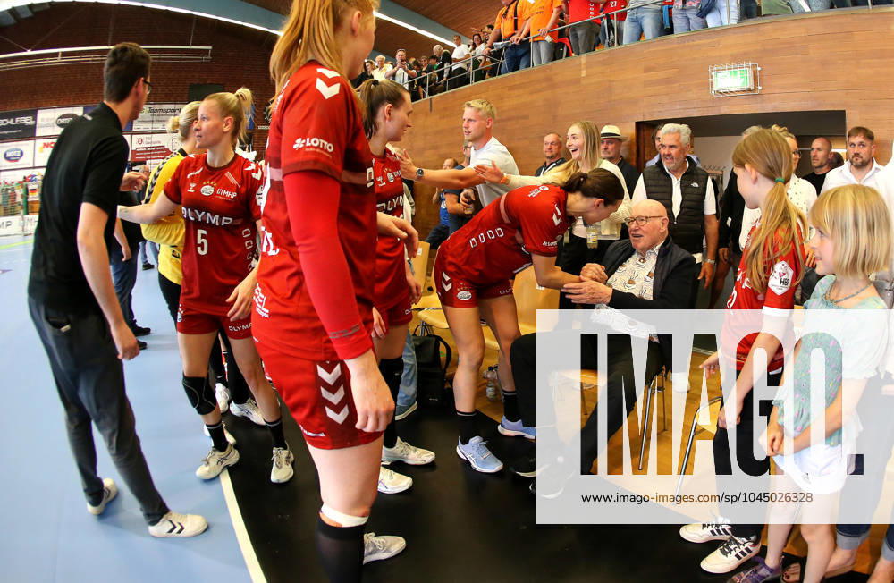 Deutschland, Bietigheim, Handball 1. Bundesliga Frauen, SG BBM Bietigheim vs. VfL Oldenburg, v.l. Inger Smits (BBM), Eberhard Bezner (BBM)