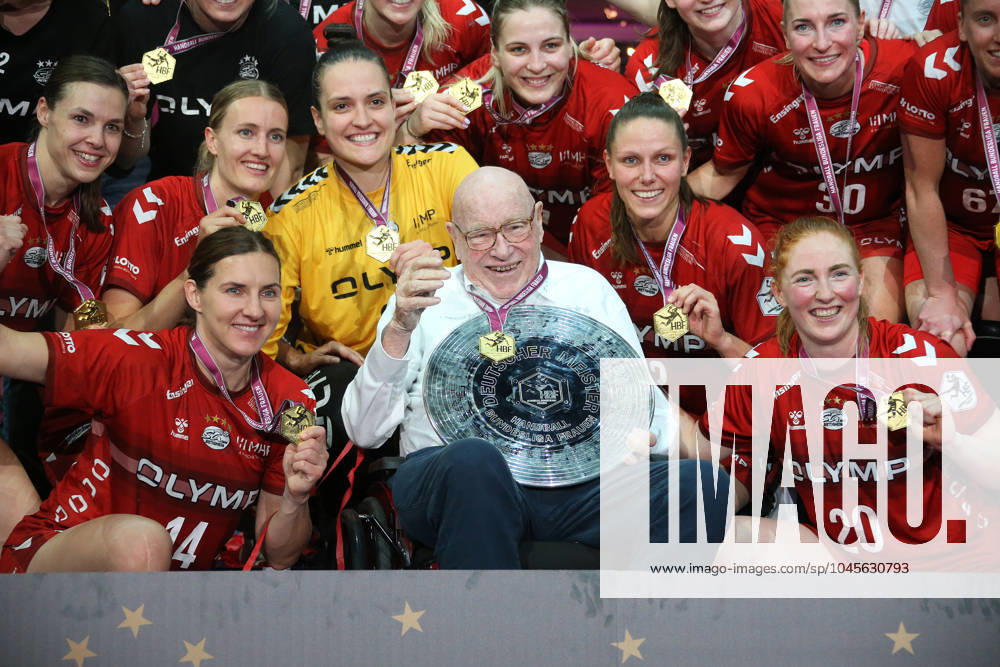 Deutschland, Bietigheim, Handball 1. Bundesliga Frauen, SG BBM Bietigheim vs. HSG Blomberg-Lippe, Mäzen Eberhard Bezner mit Meisterschale und Mannschaft