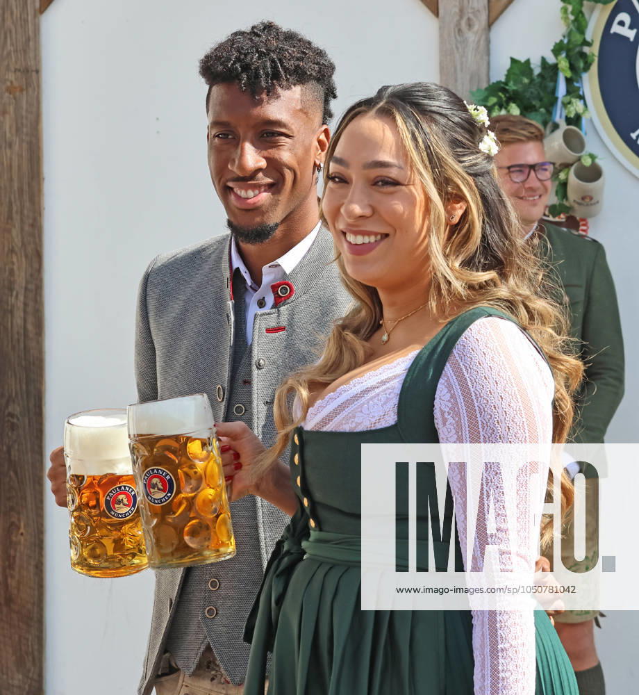 11 Kingsley Coman und Frau Sabrina Duvad, Bier, Bierkrug, Maßkrug, Tracht, Fussball FC Bayern München traditionelle Besuch auf dem Münchner Oktoberfest, Wiesn, Volksfest 22.09.2024 FOTO: Mladen Lackovic LakoPress