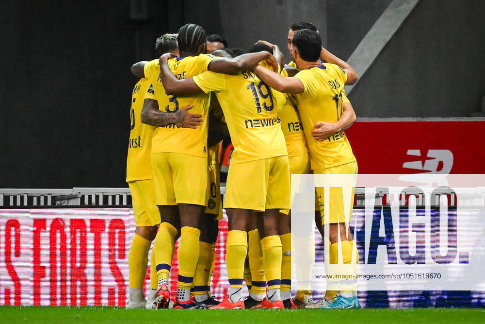 Villeneuve-D ascq, France, France: Zakaria ABOUKHLAL of Toulouse celebrate his goal with teammates during the Ligue 1 match between Lille OSC (LOSC) and Toulouse FC at Pierre Mauroy Stadium on October 05, 2024 in Villeneuve-d Ascq near Lille, France. Villeneuve-D ascq France - ZUMAm308 20241005_zsp_m308_004
