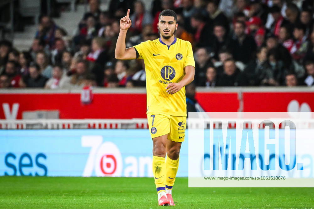 Villeneuve-D ascq, France, France: Zakaria ABOUKHLAL of Toulouse celebrates his goal during the Ligue 1 match between Lille OSC (LOSC) and Toulouse FC at Pierre Mauroy Stadium on October 05, 2024 in Villeneuve-d Ascq near Lille, France. Villeneuve-D ascq France - ZUMAm308 20241005_zsp_m308_006