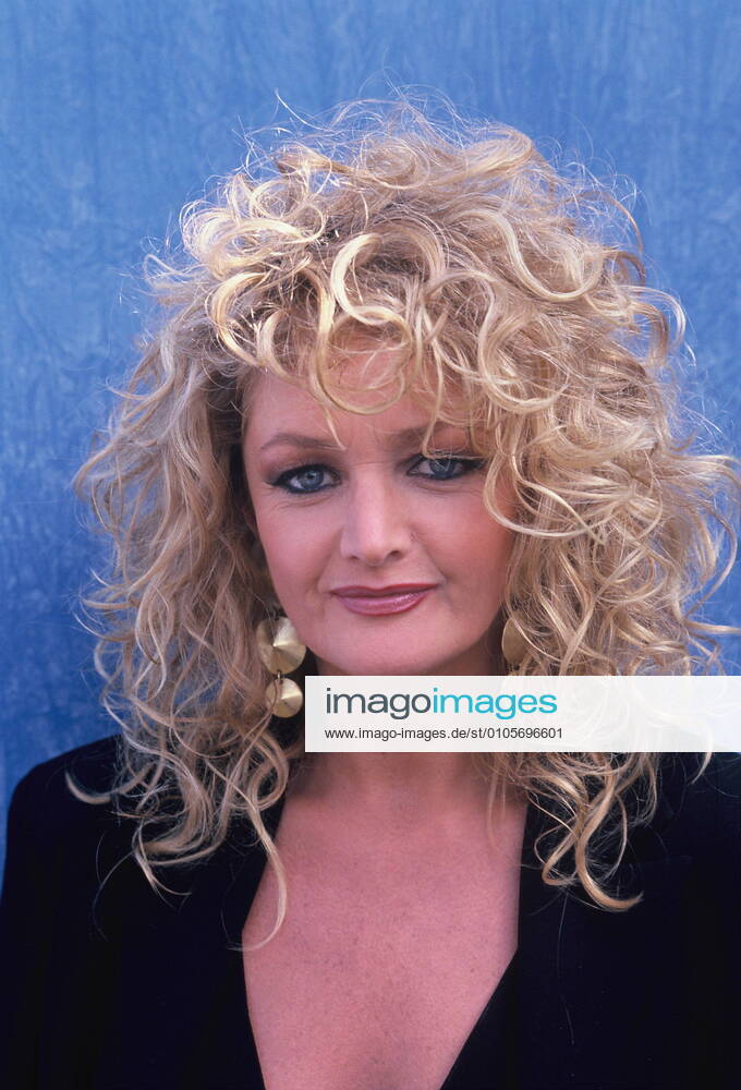 Die Saengerin Bonnie Tyler posiert am 10.05.1992 vor neutralem Hintergrund