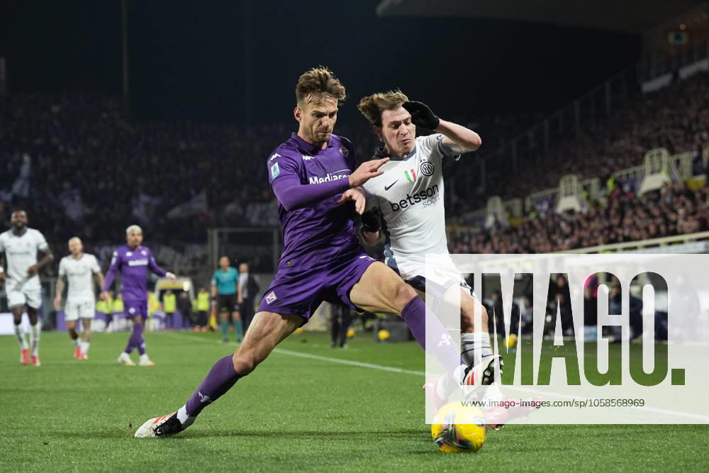 Inter MilanÕs Nicolo Barella fights for the ball with FiorentinaÕs Marin Pongracic during the Serie A Enilive 2024 2025 match between Fiorentina and Inter - Serie A Enilive at Artemio Franchi Stadium - Soccer - Florence, Italy - Thursday February 6, 2025