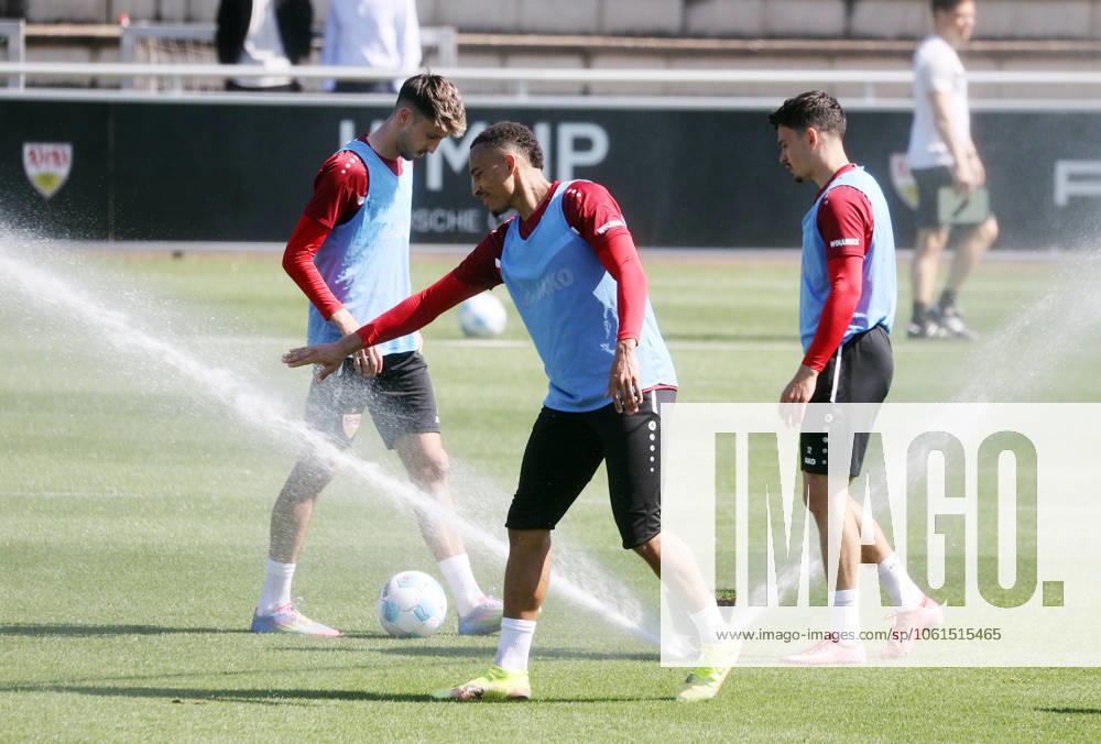 VfB Stuttgart Training Deutschland, Stuttgart, 29.04.2025, Fussball, Bundesliga, VfB Stuttgart Training: v.l. Atakan Karazor, Jamie Leweling, Fabian Rieder.