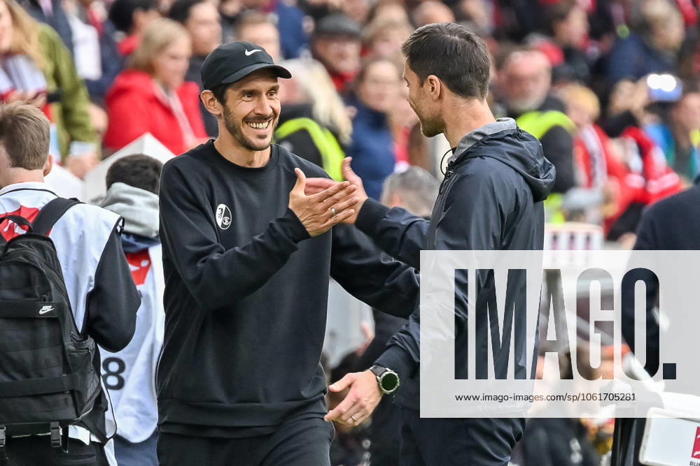 Julian Schuster (SC Freiburg, Trainer) und Xabi Alonso (Bayer 04 Leverkusen, Cheftrainer) begruessen sich vor dem Spiel. GER, SC Freiburg - Bayer 04 Leverkusen, Fussball, Bundesliga, 32. Spieltag, Saison 2024 2025, 04.05.2025 DFL DFB REGULATIONS PROHIBIT ANY USE OF PHOTOGRAPHS AS IMAGE SEQUENCES AND OR QUASI-VIDEO GER, SC Freiburg - Bayer 04 Leverkusen, Fussball, Bundesliga, 32. Spieltag, Saison 2024 2025, 04.05.2025 Freiburg