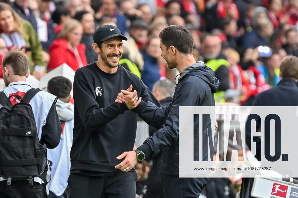 Julian Schuster (SC Freiburg, Trainer) und Xabi Alonso (Bayer 04 Leverkusen, Cheftrainer) begruessen sich vor dem Spiel. GER, SC Freiburg - Bayer 04 Leverkusen, Fussball, Bundesliga, 32. Spieltag, Saison 2024 2025, 04.05.2025 DFL DFB REGULATIONS PROHIBIT ANY USE OF PHOTOGRAPHS AS IMAGE SEQUENCES AND OR QUASI-VIDEO GER, SC Freiburg - Bayer 04 Leverkusen, Fussball, Bundesliga, 32. Spieltag, Saison 2024 2025, 04.05.2025 Freiburg