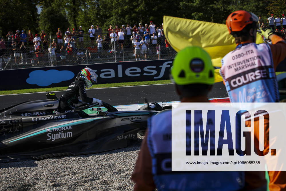 F1 - ITALIAN GRAND PRIX 2025 12 KIMI ANTONELLI Andrea (ita), Mercedes AMG F1 Team W16, action crash, accident, marshall, commissaire de piste, marshal, marshalls, marshals during the 2025 Formula 1 Pirelli Grand Premio dItalia, 2025 Italian Grand Prix, 16th round of the 2025 FIA Formula One World Championship, WM, Weltmeisterschaft from September 5 to 7, 2025 on the Autodromo Nazionale Monza, in Monza, Italy - MonzaItaly