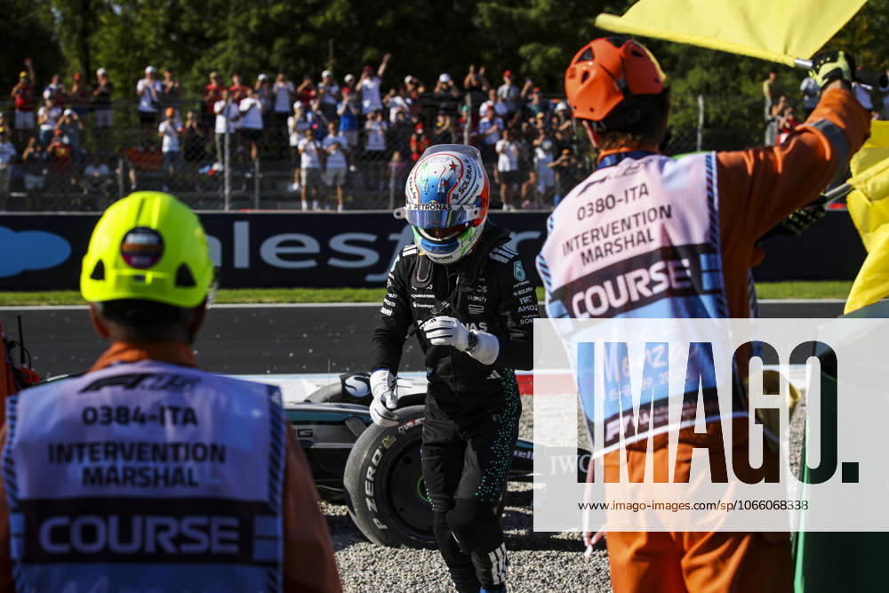 F1 - ITALIAN GRAND PRIX 2025 12 KIMI ANTONELLI Andrea (ita), Mercedes AMG F1 Team W16, action crash, accident, marshall, commissaire de piste, marshal, marshalls, marshals during the 2025 Formula 1 Pirelli Grand Premio dItalia, 2025 Italian Grand Prix, 16th round of the 2025 FIA Formula One World Championship, WM, Weltmeisterschaft from September 5 to 7, 2025 on the Autodromo Nazionale Monza, in Monza, Italy - MonzaItaly