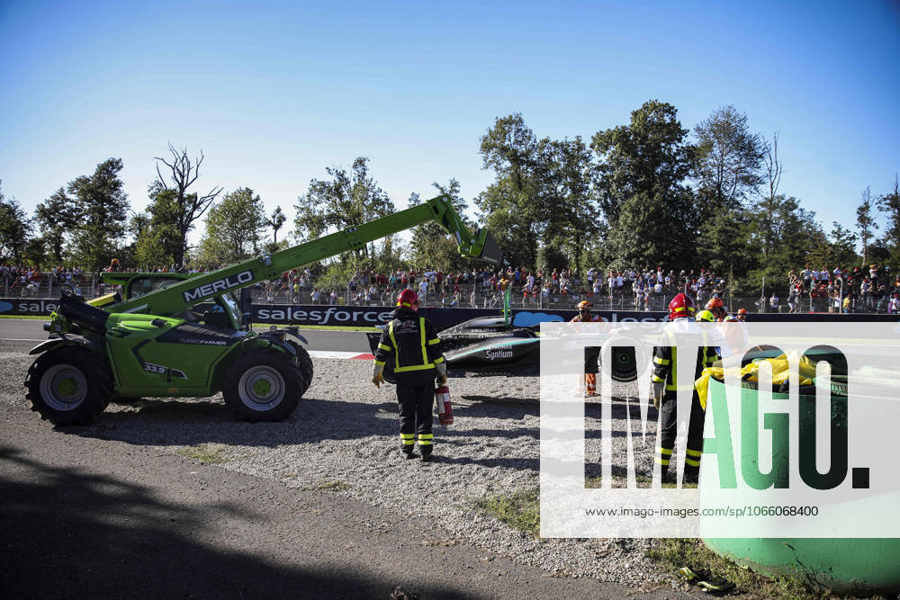 F1 - ITALIAN GRAND PRIX 2025 12 KIMI ANTONELLI Andrea (ita), Mercedes AMG F1 Team W16, action crash, accident, marshall, commissaire de piste, marshal, marshalls, marshals during the 2025 Formula 1 Pirelli Grand Premio dItalia, 2025 Italian Grand Prix, 16th round of the 2025 FIA Formula One World Championship, WM, Weltmeisterschaft from September 5 to 7, 2025 on the Autodromo Nazionale Monza, in Monza, Italy - MonzaItaly