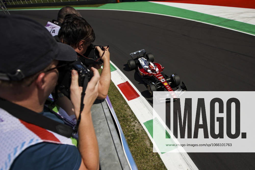 F1 - ITALIAN GRAND PRIX 2025 16 LECLERC Charles (mco), Scuderia Ferrari SF-25, action photographers during the 2025 Formula 1 Pirelli Grand Premio dItalia, 2025 Italian Grand Prix, 16th round of the 2025 FIA Formula One World Championship, WM, Weltmeisterschaft from September 5 to 7, 2025 on the Autodromo Nazionale Monza, in Monza, Italy - MonzaItaly