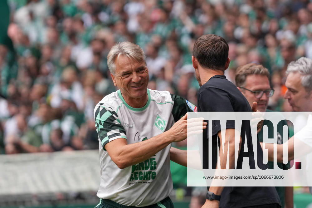 Julian Schuster (SC Freiburg, Trainer) und Horst Steffen (SV Werder Bremen, Cheftrainer) , Deutschland, Fussball, 1. Bundesliga, 4.Spieltag, 2025 2026, SV Werder Bremen vs. SC Freiburg, 20.09.2025, Weserstadion, Bremen, Deutschland DFL REGULATIONS PROHIBIT ANY USE OF PHOTOGRAPHS AS IMAGE SEQUENCES AND OR QUASI-VIDEO. Bremen Weserstadion Bremen Deutschland