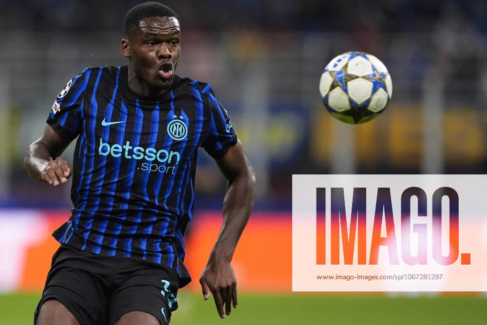 Inter Milan s Ange-Yoan Bonny during the Uefa Champions League soccer match, between Inter and Salvia Prague at the San Siro Stadium in Milan, Italy - League phase Matchday 2 - September 30, 2025. - Soccer