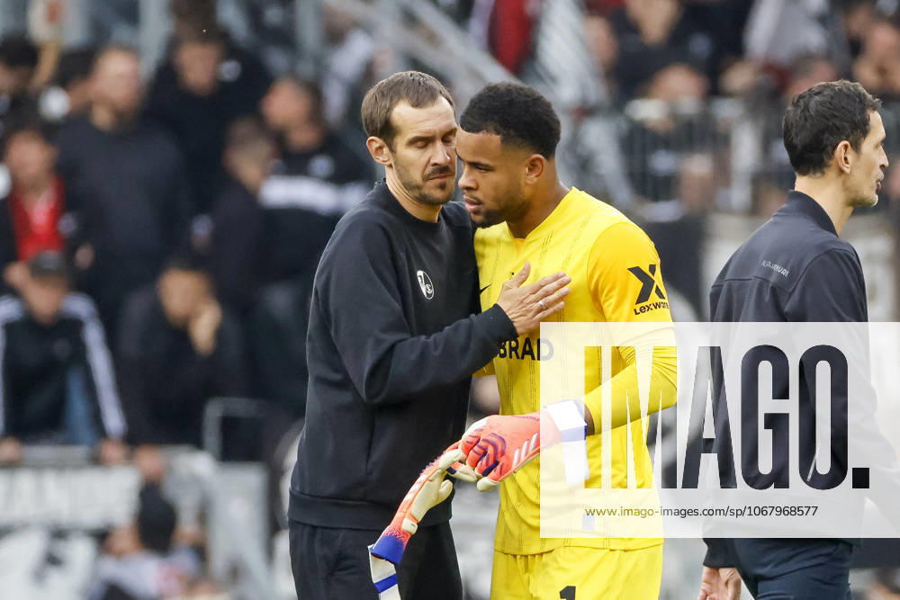 Julian Schuster (SC Freiburg, Trainer) und Noah Atubolu (SC Freiburg, 01) nach dem Spiel , Deutschland, Fussball, 1. Bundesliga, 7.Spieltag, 2025 2026, SC Freiburg vs. Eintracht Frankfurt, 19.10.2025, Europa-Park Stadion, Freiburg im Breisgau, Deutschland Freiburg im Breisgau Europa-Park Stadion Baden-Württemberg Deutschland