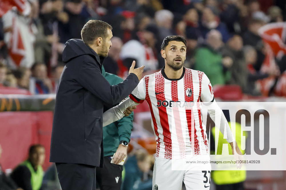 Julian Schuster (SC Freiburg, Trainer) und Vincenzo Grifo (SC Freiburg, 32) im Dialog , Deutschland, UEFA Europa League, 3. Spieltag, 2025 2026, SC Freiburg vs. FC Utrecht, 23.10.2025, Stadion am Wolfswinkel, Freiburg, Deutschland Freiburg Stadion am Wolfswinkel Baden-Württemberg Deutschland