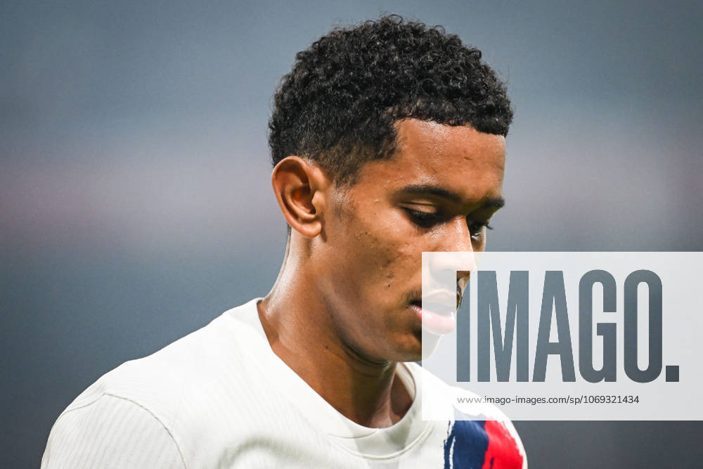 Villeneuve-D ascq, France, France: Senny MAYULU of PSG during the Ligue 1 match between Lille OSC (LOSC) and Paris Saint-Germain (PSG) at Pierre Mauroy Stadium on October 05, 2025 in Villeneuve-d Ascq near Lille, France. Villeneuve-D ascq France - ZUMAm308 20251005_zsp_m308_064