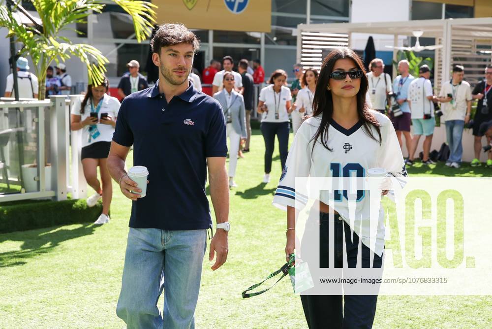 Pierre Gasly (BWT Alpine 10) und Freundin Francisca Kika Cerqueira Gomes von Pierre Gasly (BWT Alpine 10), Grosser Preis von Miami, Motorsport, Herren, Formel 1, Freies Training, 01.05.2026 Miami Florida USA
