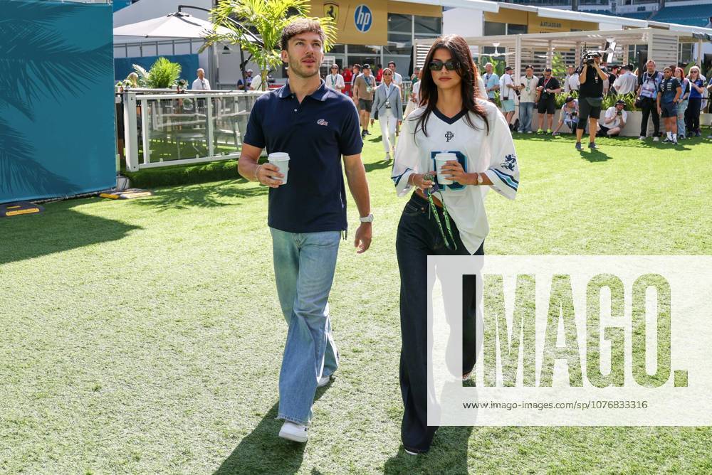 Pierre Gasly (BWT Alpine 10) und Freundin Francisca Kika Cerqueira Gomes von Pierre Gasly (BWT Alpine 10), Grosser Preis von Miami, Motorsport, Herren, Formel 1, Freies Training, 01.05.2026 Miami Florida USA