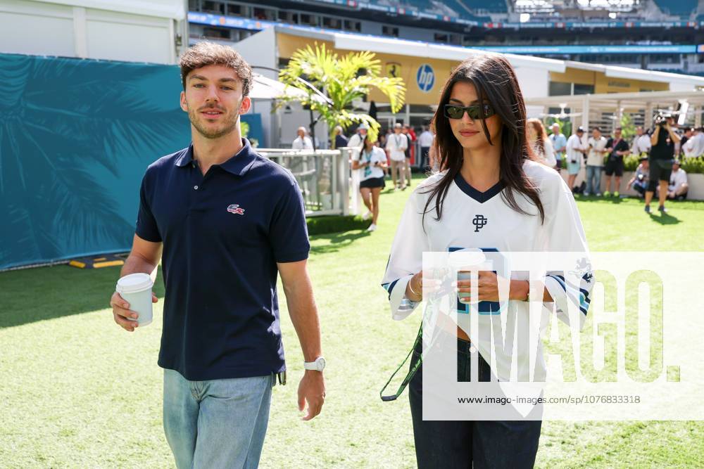 Pierre Gasly (BWT Alpine 10) und Freundin Francisca Kika Cerqueira Gomes von Pierre Gasly (BWT Alpine 10), Grosser Preis von Miami, Motorsport, Herren, Formel 1, Freies Training, 01.05.2026 Miami Florida USA