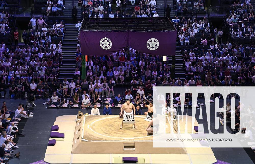 Sumo: Paris tournament Sumo grand champion Onosato performs a ring-entering ritual on the first day of a two-day sumo tournament at Accor Arena in Paris on June 13, 2026. A14AA0005618600P