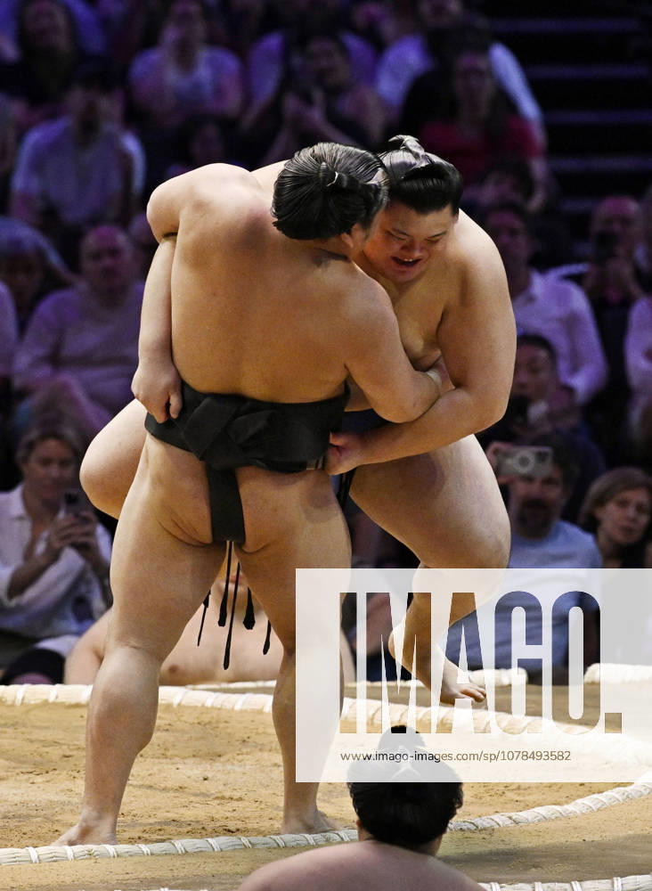 Sumo: Paris tournament Grand champion Onosato (back) is beaten by Wakamotoharu on the first day of a two-day sumo tournament at Accor Arena in Paris on June 13, 2026. A14AA0005618713P