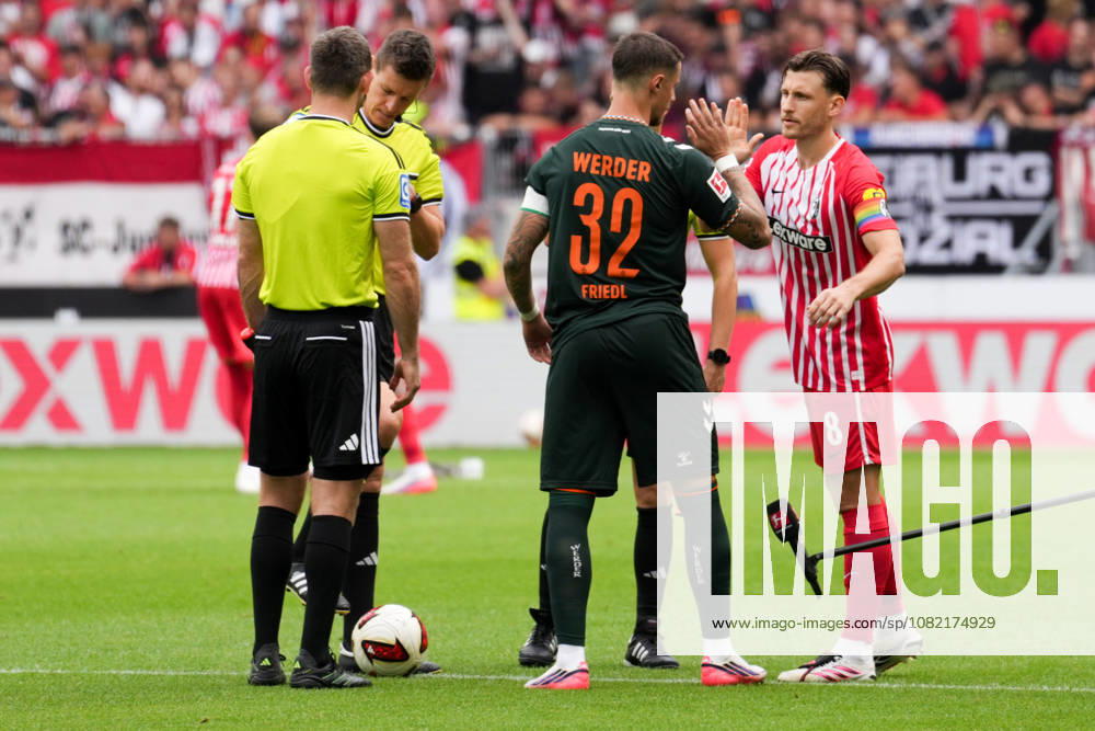 1. Bundesliga: SC Freiburg vs SV Werder Bremen, 30.08.2026 Marco Friedl (SV Werder Bremen, 32) und Maximilian Eggestein (SC Freiburg, 8) die sich begrüßen 1. Bundesliga: SC Freiburg vs SV Werder Bremen, Europa-Park-Stadion, 30.08.2026 DFB DFL REGULATIONS PROHIBIT ANY USE OF PHOTOGRAPHS AS IMAGE SEQUENCES AND OR QUASI-VIDEO.