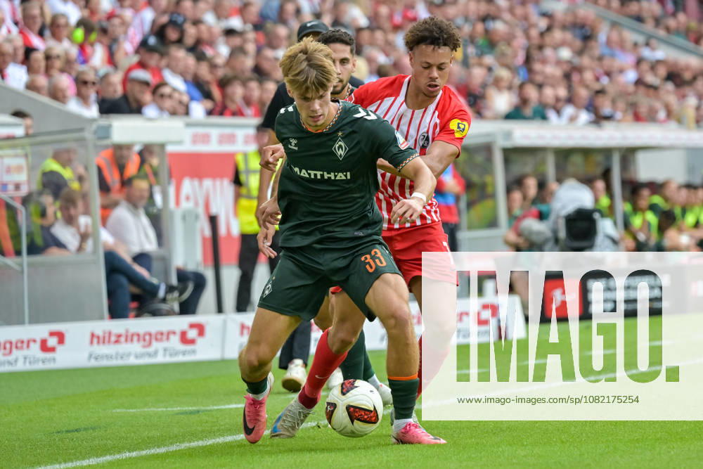 Mick Schmetgens (SV Werder Bremen, 33) am Ball vor Derry Scherhant (SC Freiburg, 07) GER, SC Freiburg vs Werder Bremen, Fussball, Bundesliga, 1. Spieltag, Saison 2026 2027, 30.08.2026 DFL DFB REGULATIONS PROHIBIT ANY USE OF PHOTOGRAPHS AS IMAGE SEQUENCES AND OR QUASI-VIDEO GER, SC Freiburg vs Werder Bremen, Fussball, Bundesliga, 1. Spieltag, Saison 2026 2027, 30.08.2026 Freiburg