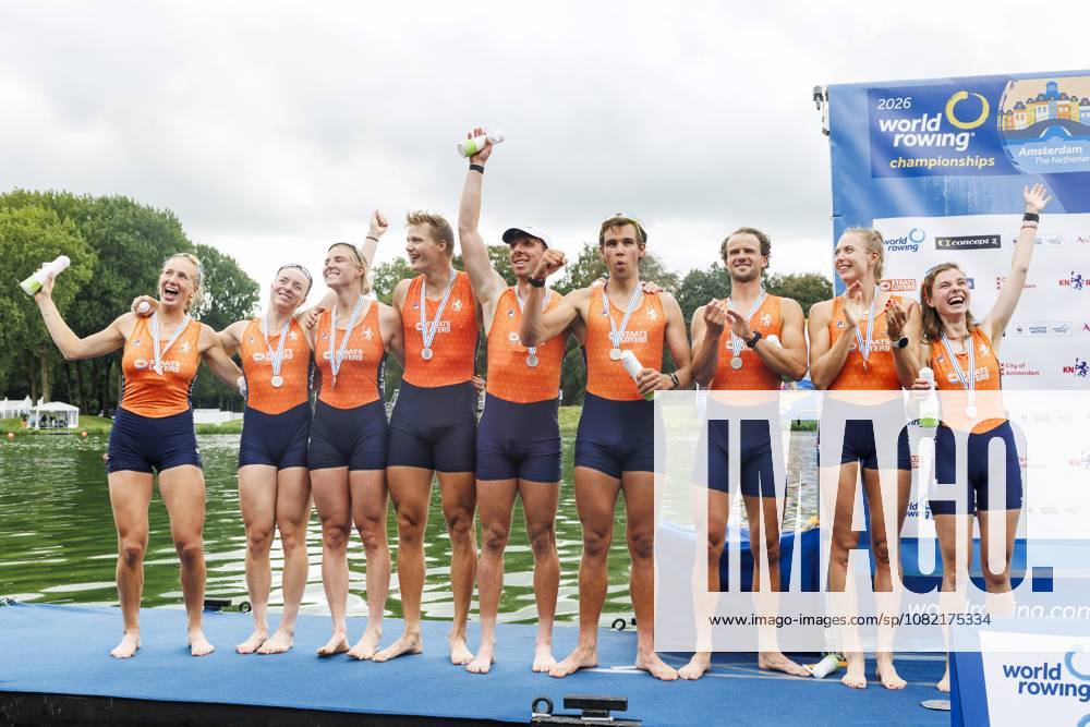 AMSTERDAM - Linn van Aanholt, Nika Johanna Vos, Ymkje Clevering, Gert-Jan van Doorn, Leonard van Lierop, Eli Brouwer, Rik Rienks, Tinka Offereins and Richelle Rietdijk with silver medals after the final of the mixed eight event on the seventh day of the World Rowing Championships at the Bosbaan in the Amsterdam Forest. IRIS VAN DEN BROEK ANP ANPxSportx IVx 566596565 originalFilename: 566596565
