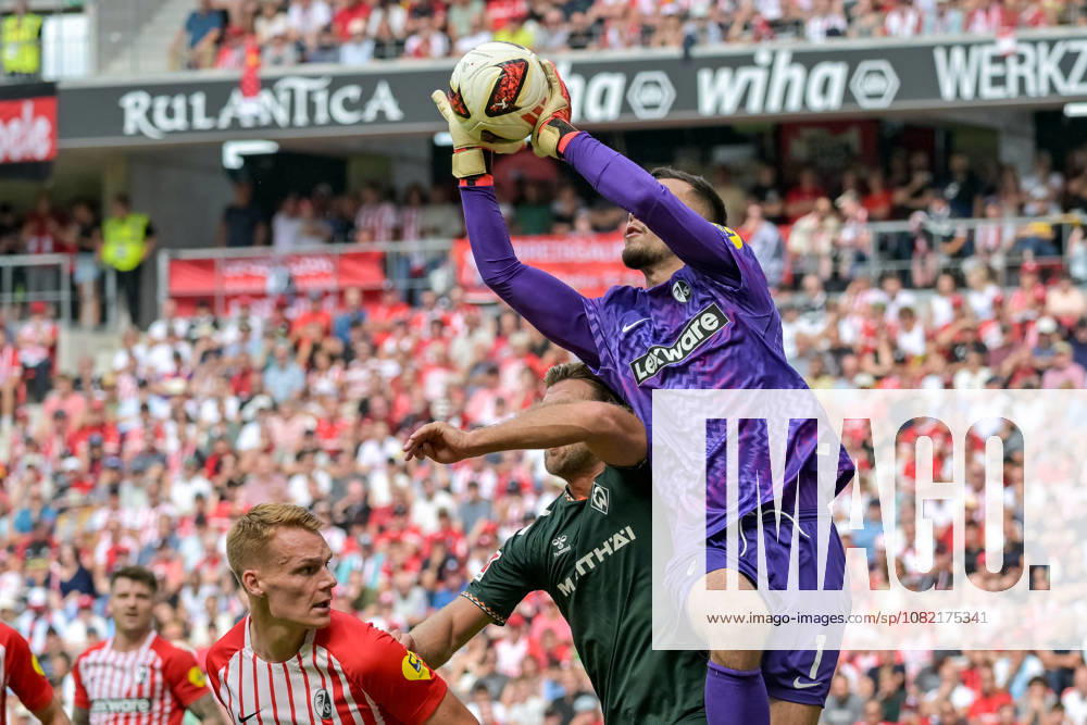 Mio Backhaus (SC Freiburg, 01) faengt den Ball vor Niclas Fuellkrug (SV Werder Bremen, 10) GER, SC Freiburg vs Werder Bremen, Fussball, Bundesliga, 1. Spieltag, Saison 2026 2027, 30.08.2026 DFL DFB REGULATIONS PROHIBIT ANY USE OF PHOTOGRAPHS AS IMAGE SEQUENCES AND OR QUASI-VIDEO GER, SC Freiburg vs Werder Bremen, Fussball, Bundesliga, 1. Spieltag, Saison 2026 2027, 30.08.2026 Freiburg