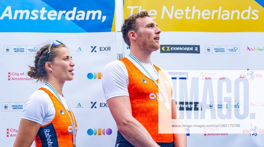 AMSTERDAM - Roos de Jong and Simon van Dorp with medals in the mixed double sculls on the seventh and final day of the World Rowing Championships at the Bosbaan in the Amsterdam Forest. IRIS VAN DEN BROEK ANP ANPxSportx IVx 566597214 originalFilename: 566597214