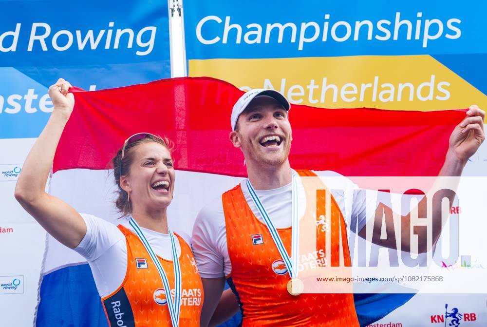 AMSTERDAM - Roos de Jong and Simon van Dorp with medals in the mixed double sculls on the seventh and final day of the World Rowing Championships at the Bosbaan in the Amsterdam Forest. IRIS VAN DEN BROEK ANP ANPxSportx IVx 566597393 originalFilename: 566597393