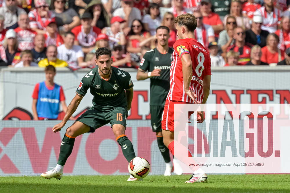 Maximilian Eggestein (SC Freiburg, 08) am Ball vor Ludovit Reis (SV Werder Bremen, 15) GER, SC Freiburg vs Werder Bremen, Fussball, Bundesliga, 1. Spieltag, Saison 2026 2027, 30.08.2026 DFL DFB REGULATIONS PROHIBIT ANY USE OF PHOTOGRAPHS AS IMAGE SEQUENCES AND OR QUASI-VIDEO GER, SC Freiburg vs Werder Bremen, Fussball, Bundesliga, 1. Spieltag, Saison 2026 2027, 30.08.2026 Freiburg