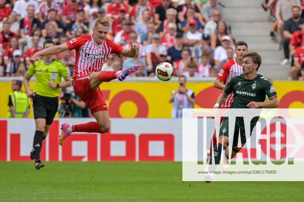 Philipp Lienhart (SC Freiburg, 03) bei der Ballannahme vor Ivan San Jose Cantalejo (SV Werder Bremen, 20) GER, SC Freiburg vs Werder Bremen, Fussball, Bundesliga, 1. Spieltag, Saison 2026 2027, 30.08.2026 DFL DFB REGULATIONS PROHIBIT ANY USE OF PHOTOGRAPHS AS IMAGE SEQUENCES AND OR QUASI-VIDEO GER, SC Freiburg vs Werder Bremen, Fussball, Bundesliga, 1. Spieltag, Saison 2026 2027, 30.08.2026 Freiburg