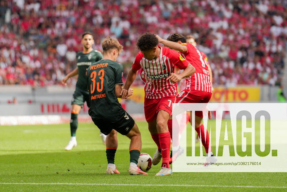 1. Bundesliga: SC Freiburg vs SV Werder Bremen, 30.08.2026 Kampf um den Ball zwischen Mick Schmetgens (SV Werder Bremen, 33) und Derry Scherhant (SC Freiburg, 7) 1. Bundesliga: SC Freiburg vs SV Werder Bremen, Europa-Park-Stadion, 30.08.2026 DFB DFL REGULATIONS PROHIBIT ANY USE OF PHOTOGRAPHS AS IMAGE SEQUENCES AND OR QUASI-VIDEO.
