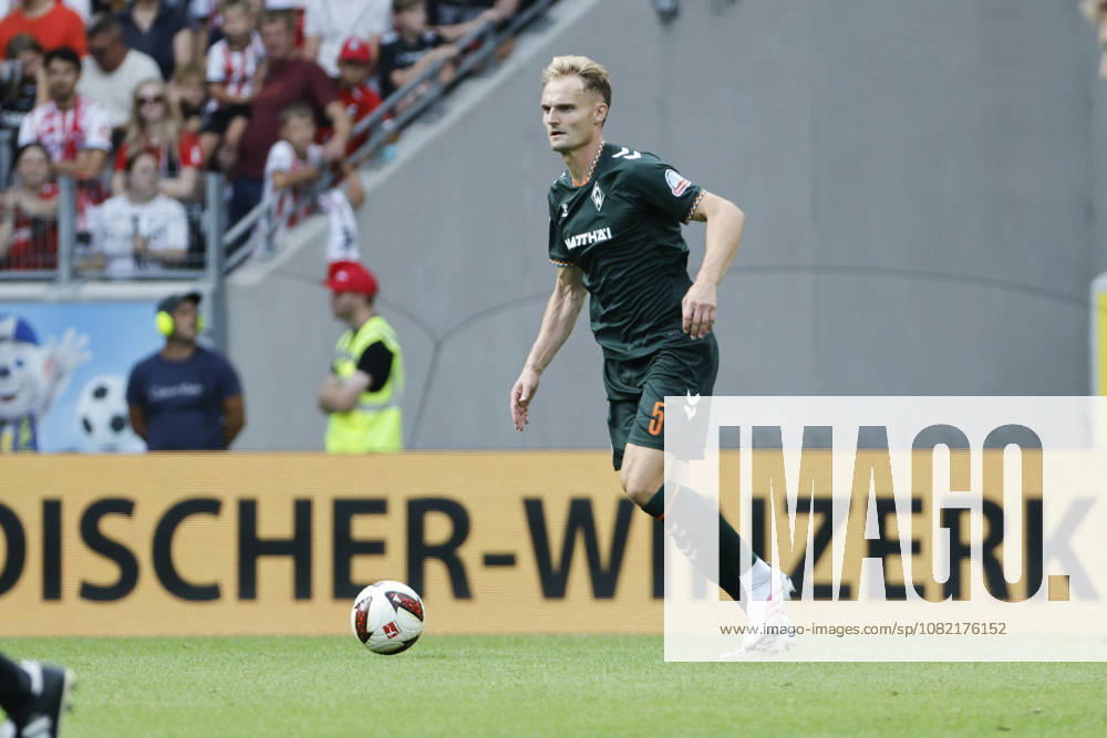 Amos Pieper (SV Werder Bremen, 05) am Ball , Deutschland, Fussball, 1. Bundesliga, 1.Spieltag, 2026 2027, SC Freiburg vs. SV Werder Bremen, 30.08.2026, Freiburg im Breisgau Europa-Park Stadion Deutschland